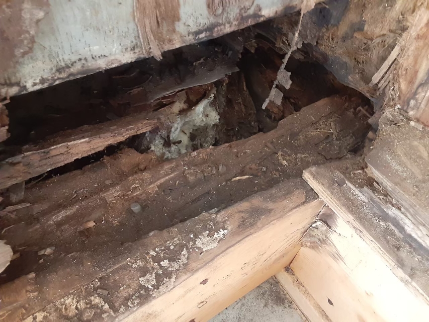 小美玉市の漏水調査で判明した笠木板金と外壁の隙間から雨水浸入で柱が腐食